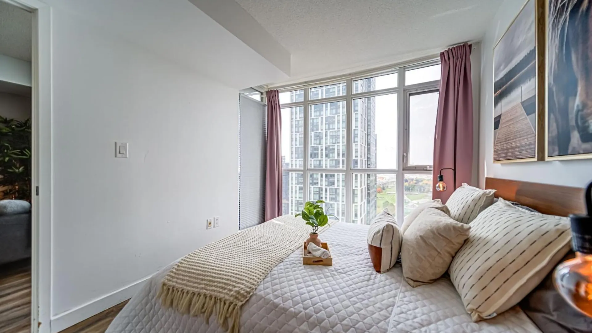 The Hideaway Hub Apartment Toronto